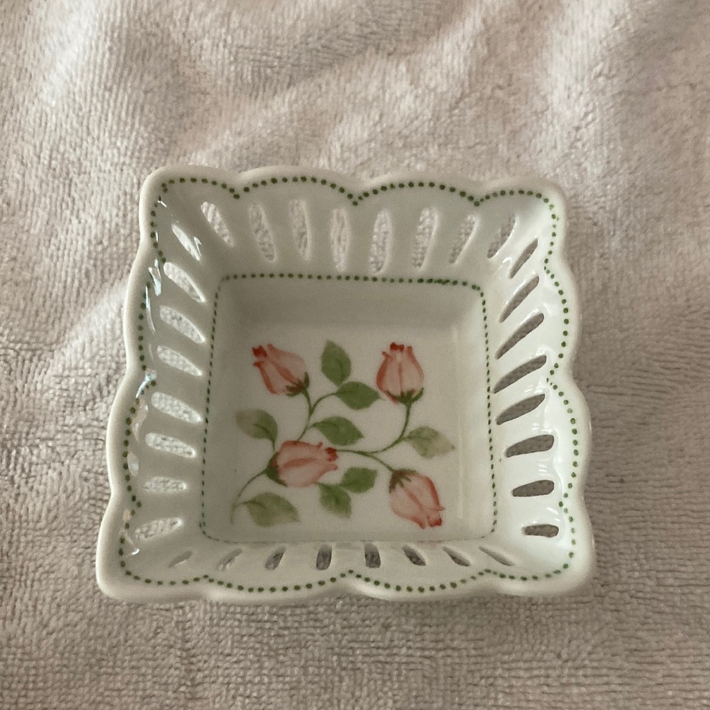 Andrea by Sadek. Two small China dishes